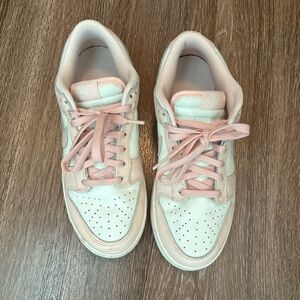 Light pink good condition women dunk lows size 8W!